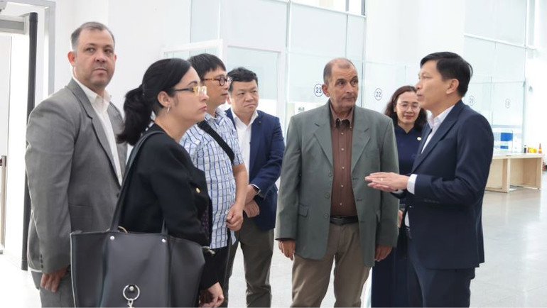 Đoàn công tác Báo Granma tham quan Trung tâm Phục vụ hành chính công một cấp tỉnh Bình Dương.