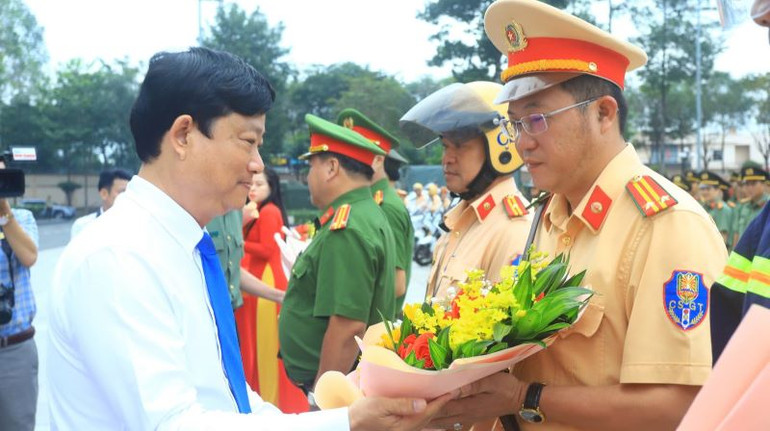 Đồng chí Võ Văn Minh, Phó Bí thư Tỉnh ủy, Chủ tịch Ủy ban nhân dân tỉnh Bình Dương trao tặng hoa động viên cán bộ chiến sĩ ra quân thực hiện cao điểm phòng, chống tội phạm. Đồng chí Võ Văn Minh, Phó Bí thư Tỉnh ủy, Chủ tịch Ủy ban nhân dân tỉnh Bình Dương trao tặng hoa động viên cán bộ chiến sĩ ra quân thực hiện cao điểm phòng, chống tội phạm.