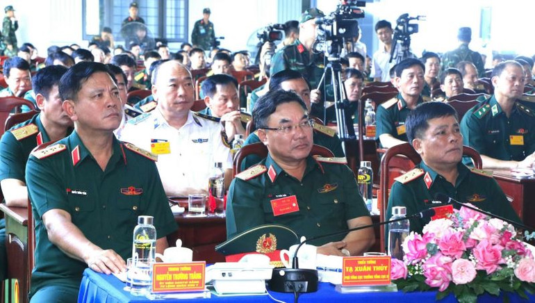 Các đại biểu dự khai mạc diễn tập tác chiến phòng thủ Quân khu 7.