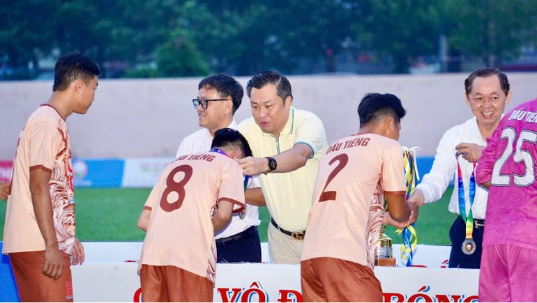 Ban tổ chức trao Huy chương Bạc cho Đội bóng huyện Dầu Tiếng.