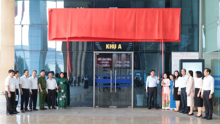 Lãnh đạo tỉnh Bình Dương và các đại biểu thực hiện nghi thức ra mắt và vận hành Trung tâm Phục vụ hành chính công một cấp tỉnh Bình Dương.