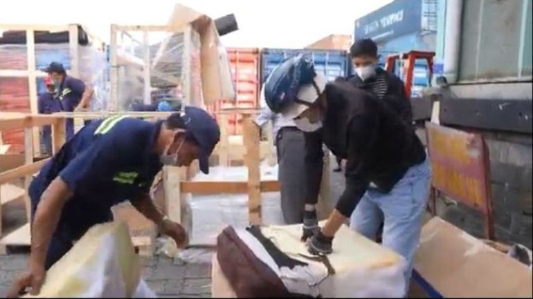 Lực lượng chức năng kiểm tra lô hàng của Công ty An Khang. (Ảnh cắt từ clip của Chi cục Hải quan khu vực II cung cấp)