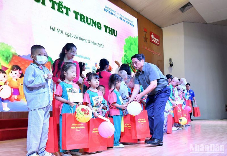Thủ tướng Phạm Minh Chính tặng quà cho các bệnh nhi tại Chương trình Vui Tết Trung thu - Nụ cười hồng.