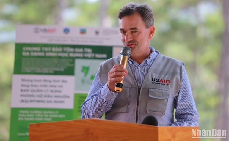 Ông John Kiely Beebe Harris, Phó phòng môi trường, biến đổi khí hậu, USAID tại Việt Nam chia sẻ tại tọa đàm. Ông John Kiely Beebe Harris, Phó phòng môi trường, biến đổi khí hậu, USAID tại Việt Nam chia sẻ tại tọa đàm.