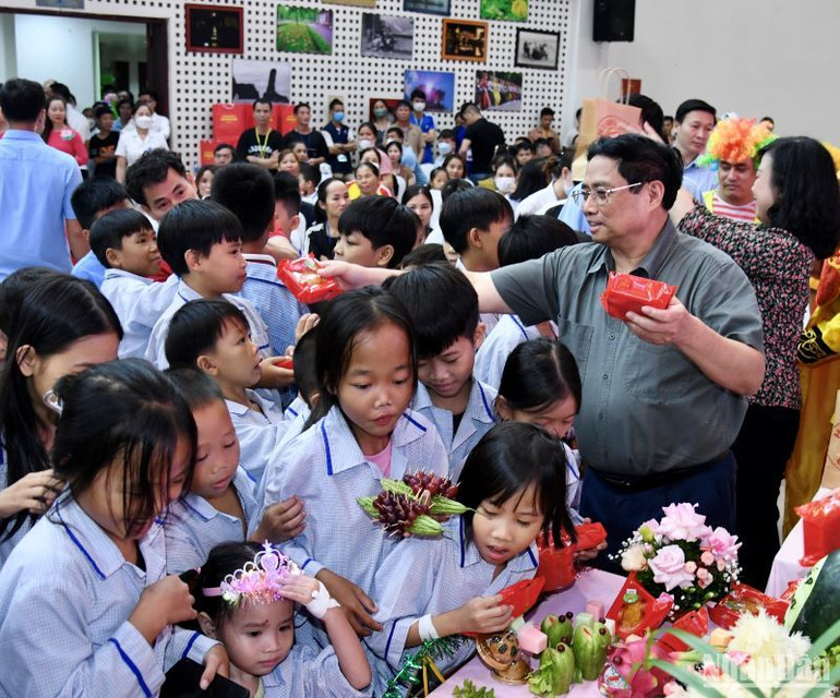 Thủ tướng Phạm Minh Chính chia quà cỗ Trung thu cho các cháu.
