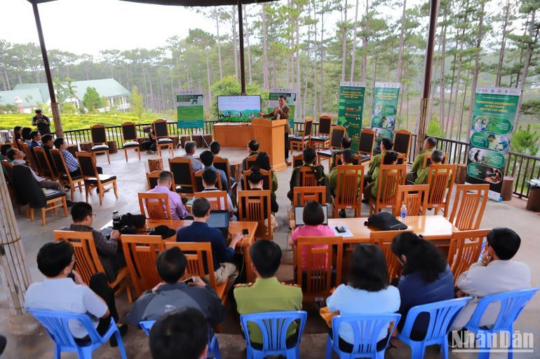 Tọa đàm chủ đề “Phát triển du lịch sinh thái gắn với bảo tồn đa dạng sinh học”. Tọa đàm chủ đề “Phát triển du lịch sinh thái gắn với bảo tồn đa dạng sinh học”.