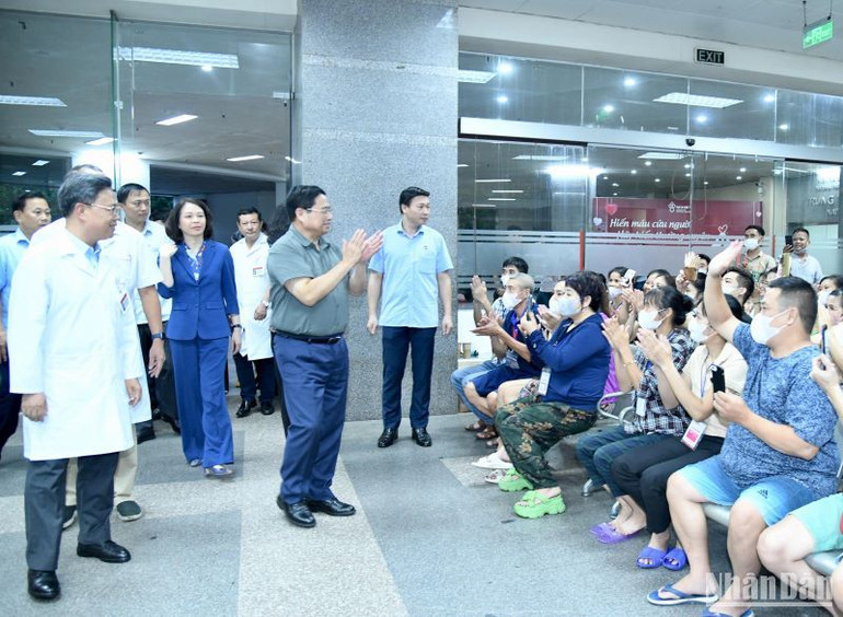 Thủ tướng Phạm Minh Chính thăm hỏi người nhà bệnh nhân tại sảnh chính Viện Huyết học - Truyền máu Trung ương.