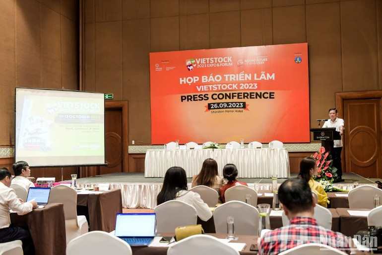 Ông Dương Tất Thắng, Cục trưởng Cục Chăn nuôi chia sẻ tại buổi họp báo.