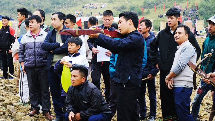 Thi bắn nỏ tại lễ hội.
