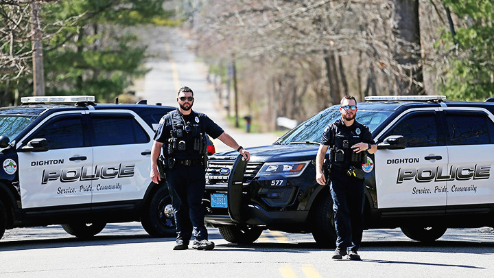 Cảnh sát Mỹ phong tỏa lối vào nhà nghi phạm Jack Teixeira. Ảnh: CNN