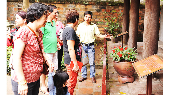 Du khách quốc tế tham quan Di tích Văn Miếu-Quốc Tử Giám. Ảnh: ANH HẢI Du khách quốc tế tham quan Di tích Văn Miếu-Quốc Tử Giám. Ảnh: ANH HẢI