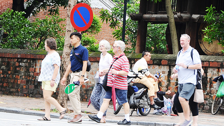 Khu vực dịch vụ được coi là điểm sáng nhất với mức tăng 6,79%. Ảnh: SONG ANH