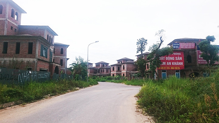 Những biệt thự bỏ hoang đang gây lãng phí lớn về nguồn lực đất đai.
