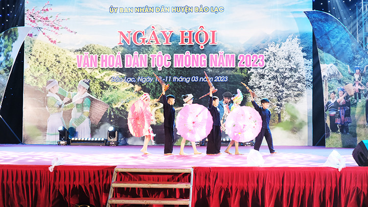 Biểu diễn văn nghệ quần chúng.