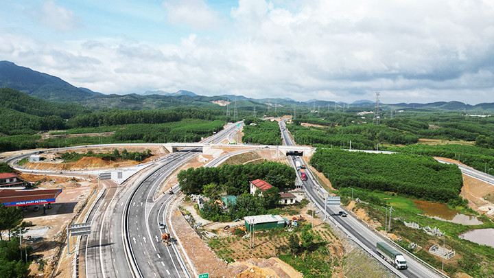 Chính phủ yêu cầu công khai các bộ, ngành, địa phương có kết quả giải ngân đầu tư công chậm hằng tháng. Chính phủ yêu cầu công khai các bộ, ngành, địa phương có kết quả giải ngân đầu tư công chậm hằng tháng.