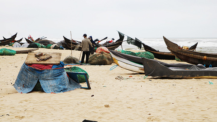 Sửa soạn lưới, ghe cho mùa ra khơi. Sửa soạn lưới, ghe cho mùa ra khơi.