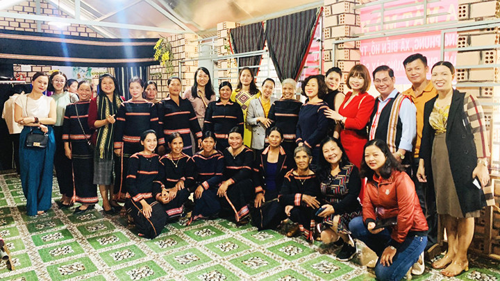 Nghệ nhân dệt làng Phung, xã Biển Hồ, thành phố Pleiku chụp ảnh với du khách.