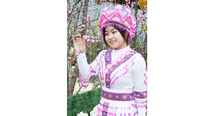 Thiếu nữ H’Mông trong bộ trang phục truyền thống.