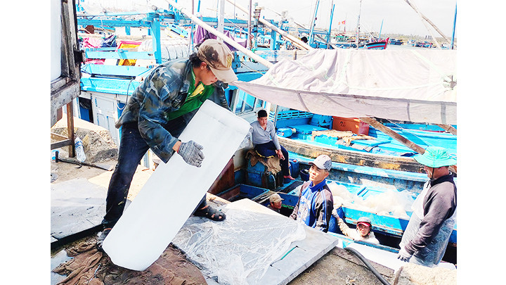 Đá lạnh dùng cho những chuyến ra khơi.