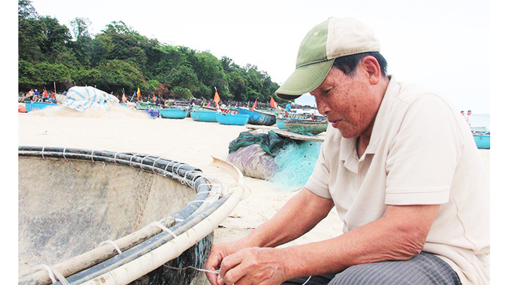 Ở tuổi 74, ông Nguyễn Tám vẫn gắn bó với nghề biển.