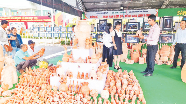 Du khách tham quan, mua sắm sản phẩm gốm đỏ Vĩnh Long.