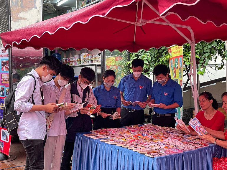 Học sinh và đoàn viên tham quan, đọc sách tại Bảo tàng tỉnh Yên Bái.