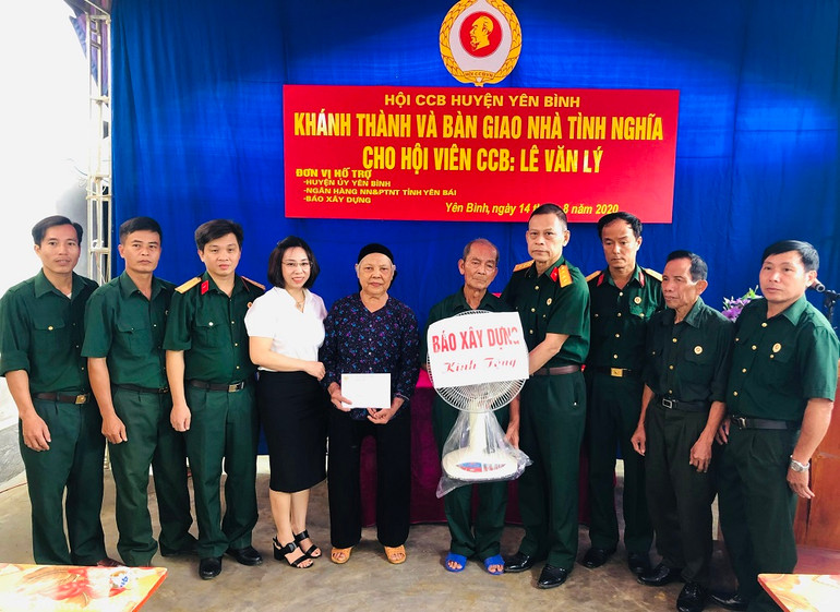 Trao nhà tình nghĩa cho cựu chiến binh Lê Văn Lý, 75 tuổi, trú tại xã Phú Thịnh, huyện Yên Bình, tỉnh Yên Bái từ nguồn xã hội hóa.