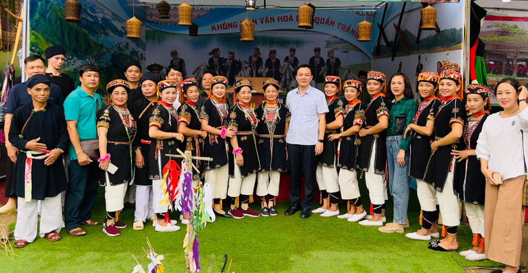 Du khách đến với đồng bào Dao huyện Yên Bình.