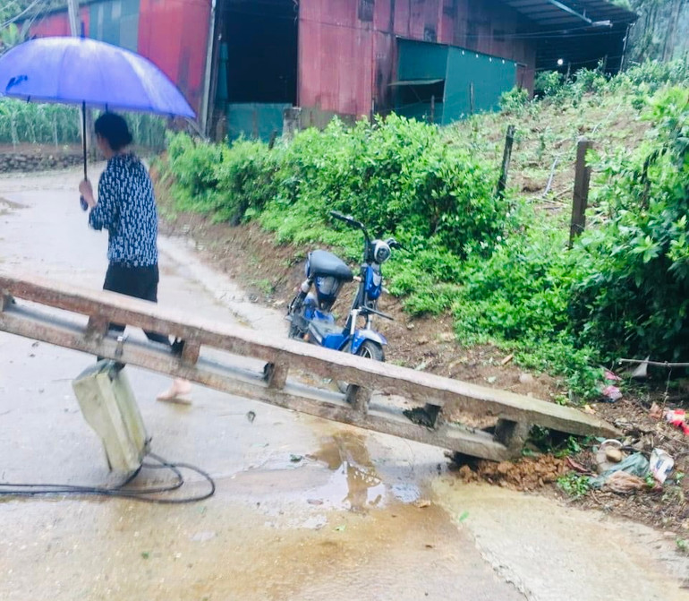 Cột điện bị gió quật ngã tại huyện Văn Chấn.