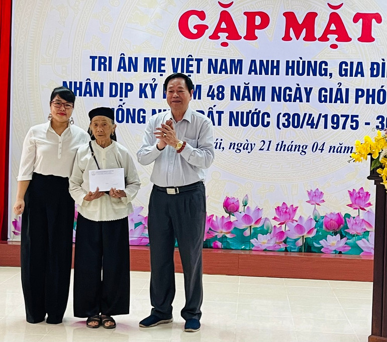 Hội Hỗ trợ liệt sĩ Việt Nam và Cổng thông tin Quốc gia 1400 trao quà cho Mẹ Việt Nam Anh hùng Hà Thị Hào, trú tại huyện Trấn Yên, tỉnh Yên Bái.