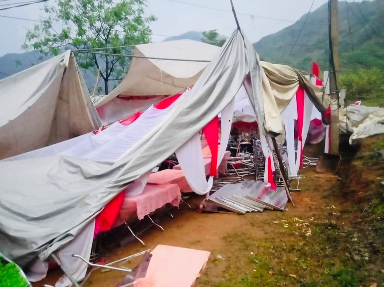 Một rạp chuẩn bị đám cưới tại huyện Văn Chấn bị thiệt hại do mưa lớn gây ra.