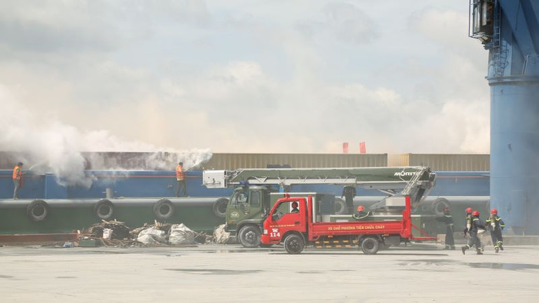 Tình huống giả định là sà-lan cập cảng bốc dỡ container thì phát sinh cháy...