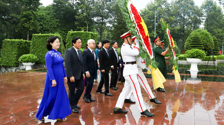 Lãnh đạo tỉnh Bình Dương dâng hoa tại Nghĩa trang Liệt sĩ tỉnh. Lãnh đạo tỉnh Bình Dương dâng hoa tại Nghĩa trang Liệt sĩ tỉnh.
