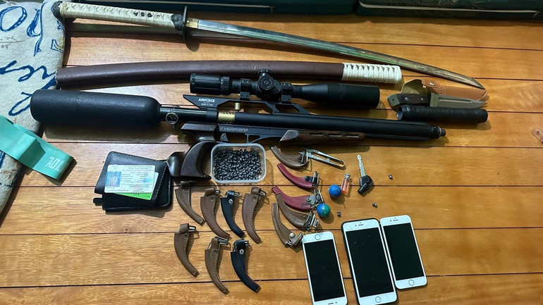 Súng và kiếm tại tụ điểm đá gà được phát hiện. Súng và kiếm tại tụ điểm đá gà được phát hiện.