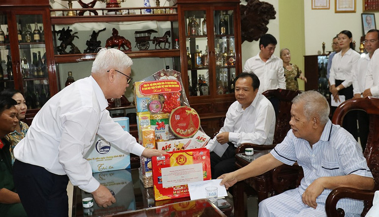 Bí thư Tỉnh ủy Bình Dương Nguyễn Văn Lợi (bên trái) và lãnh đạo các sở, ngành, đơn vị thăm hỏi và trao tặng quà cho Anh hùng lực lượng vũ trang Lê Văn Tính. Bí thư Tỉnh ủy Bình Dương Nguyễn Văn Lợi (bên trái) và lãnh đạo các sở, ngành, đơn vị thăm hỏi và trao tặng quà cho Anh hùng lực lượng vũ trang Lê Văn Tính.
