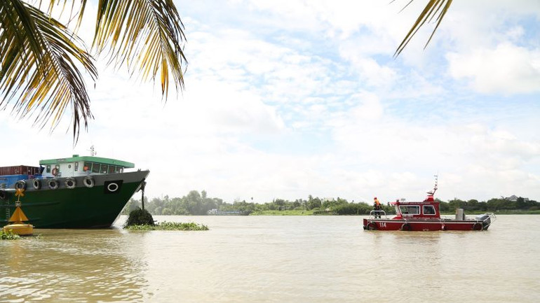 Phương tiện chữa cháy tiếp cận từ phía sông để dập lửa.