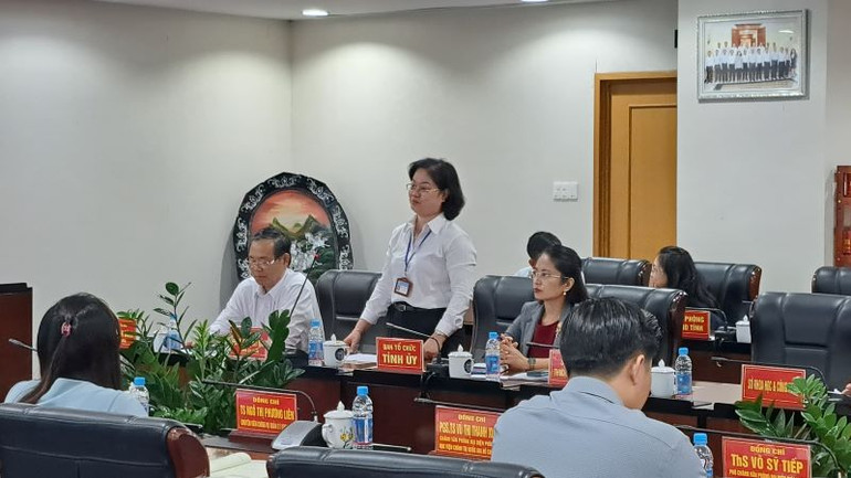 Các đại biểu trao đổi tại buổi khảo sát.