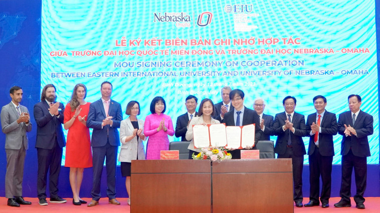 Hiệu trưởng Trường đại học Quốc tế Miền Đông và Trường đại học Nebraska-Ohama ký kết Bản ghi nhớ hợp tác.