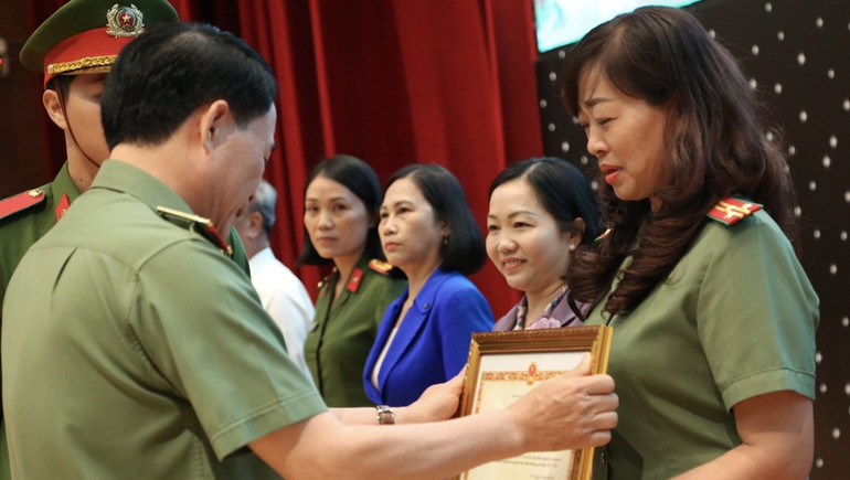 Thứ trưởng Công an Lê Quốc Hùng trao tặng Bằng khen của Bộ Công an cho các cá nhân, đơn vị có thành tích trong xây dựng mô hình Đội công nhân xung kích.