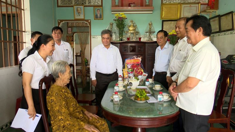 Phó Bí thư Thường trực Tỉnh ủy Bình Dương Nguyễn Hoàng Thao (bên phải) thăm hỏi và trao tặng quà cho Mẹ Việt Nam Anh hùng Bùi Thị Đa. Phó Bí thư Thường trực Tỉnh ủy Bình Dương Nguyễn Hoàng Thao (bên phải) thăm hỏi và trao tặng quà cho Mẹ Việt Nam Anh hùng Bùi Thị Đa.