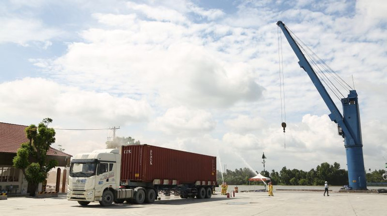 ...Lúc này, container thứ 3 và thứ 4 vừa xếp lên xe rơ-moóc cũng xuất hiện khói, ngọn lửa và bùng cháy.