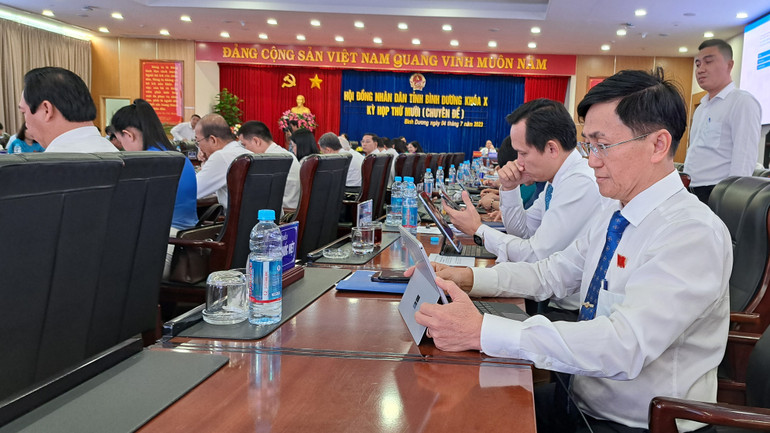 Các đại biểu thực hiện nghi thức thông qua Nghị quyết.