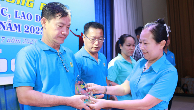 Phó Chủ tịch Liên đoàn Lao động tỉnh Bình Dương Ong Thụy Hoàng Mai trao biểu trưng lưu niệm cho đại diện các đơn vị tham dự giải.