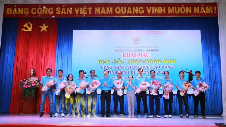 Ban tổ chức giải trao tặng hoa cho Tổ trọng tài.