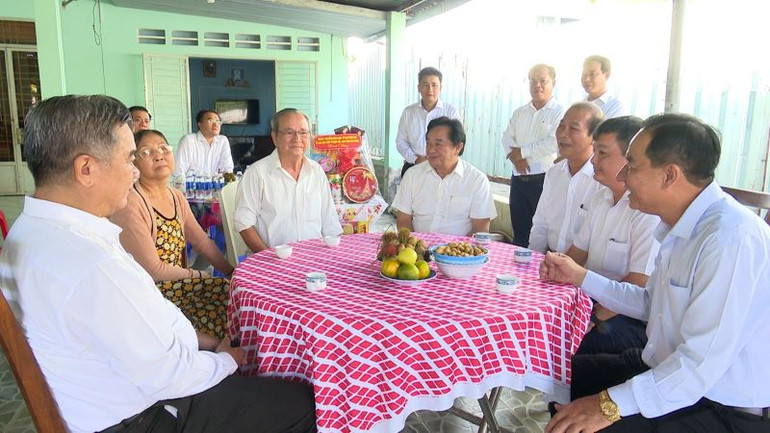 Phó Bí thư Thường trực Tỉnh ủy Bình Dương Nguyễn Hoàng Thao và lãnh đạo một số sở, ngành, thành phố Tân Uyên thăm hỏi và trao tặng quà cho thương binh Lâm Vĩnh Thanh. Phó Bí thư Thường trực Tỉnh ủy Bình Dương Nguyễn Hoàng Thao và lãnh đạo một số sở, ngành, thành phố Tân Uyên thăm hỏi và trao tặng quà cho thương binh Lâm Vĩnh Thanh.
