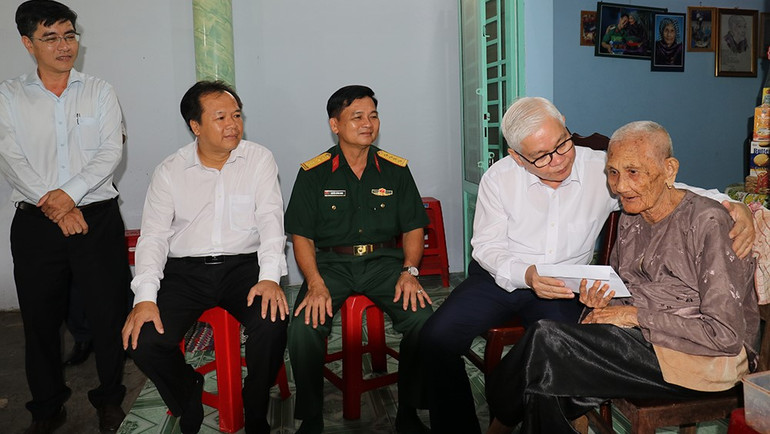 Bí thư Tỉnh ủy Bình Dương Nguyễn Văn Lợi và lãnh đạo các sở, ngành, đơn vị thăm và trao tặng quà cho Mẹ Việt Nam Anh hùng Nguyễn Thị Rực. Bí thư Tỉnh ủy Bình Dương Nguyễn Văn Lợi và lãnh đạo các sở, ngành, đơn vị thăm và trao tặng quà cho Mẹ Việt Nam Anh hùng Nguyễn Thị Rực.