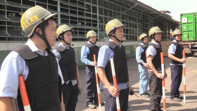 Đội công nhân xung kích tự quản tại một doanh nghiệp ở Bình Dương.