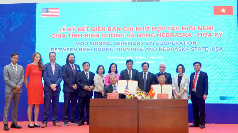 Chủ tịch Ủy ban nhân dân tỉnh Bình Dương Võ Văn Minh và Thống đốc bang Nebraska Jim Billen ký kết Bản ghi nhớ