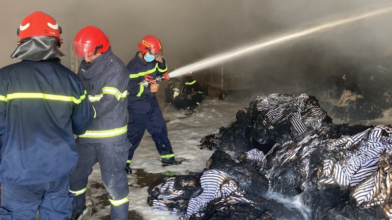 Bên trong nhà xưởng bị cháy.