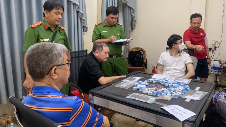 Bắt quả tang các đối tượng cầm đầu đường dây đánh bạc và tang vật